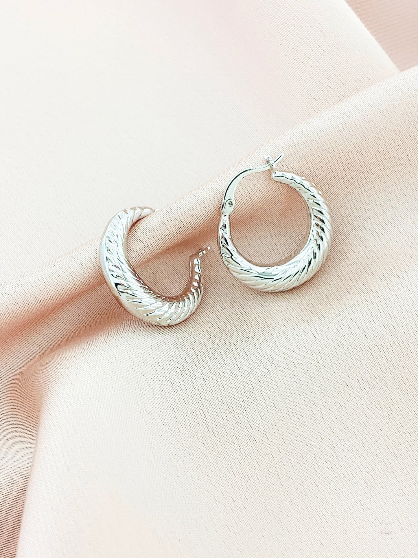 Women's Fashion Hollow Hoop Earring