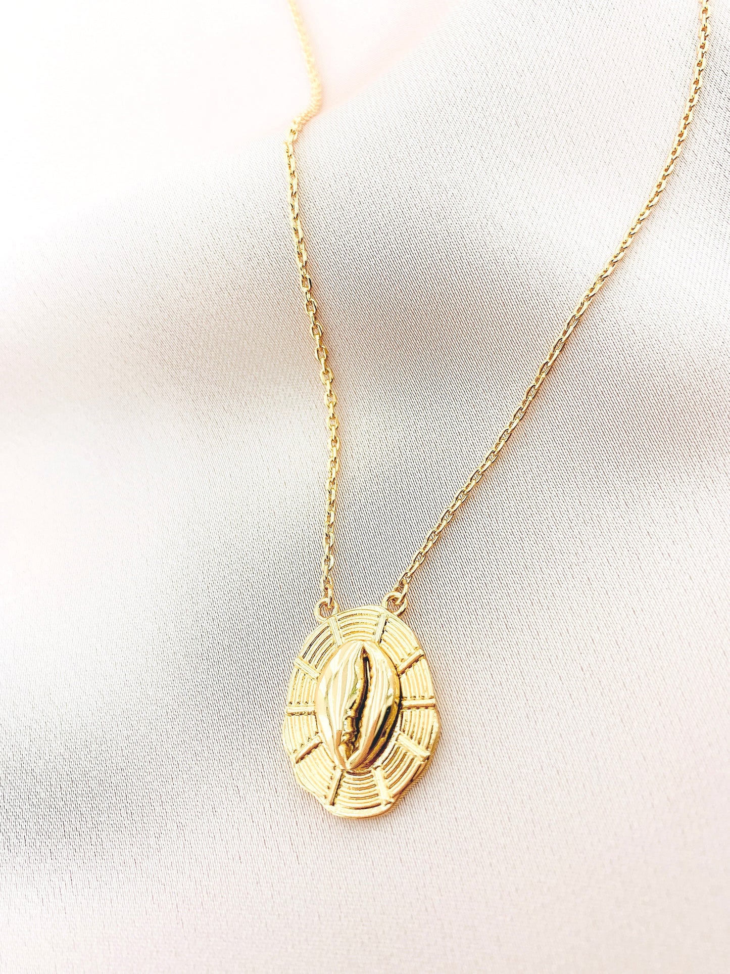 Women's Sea Shell Pendant Necklace