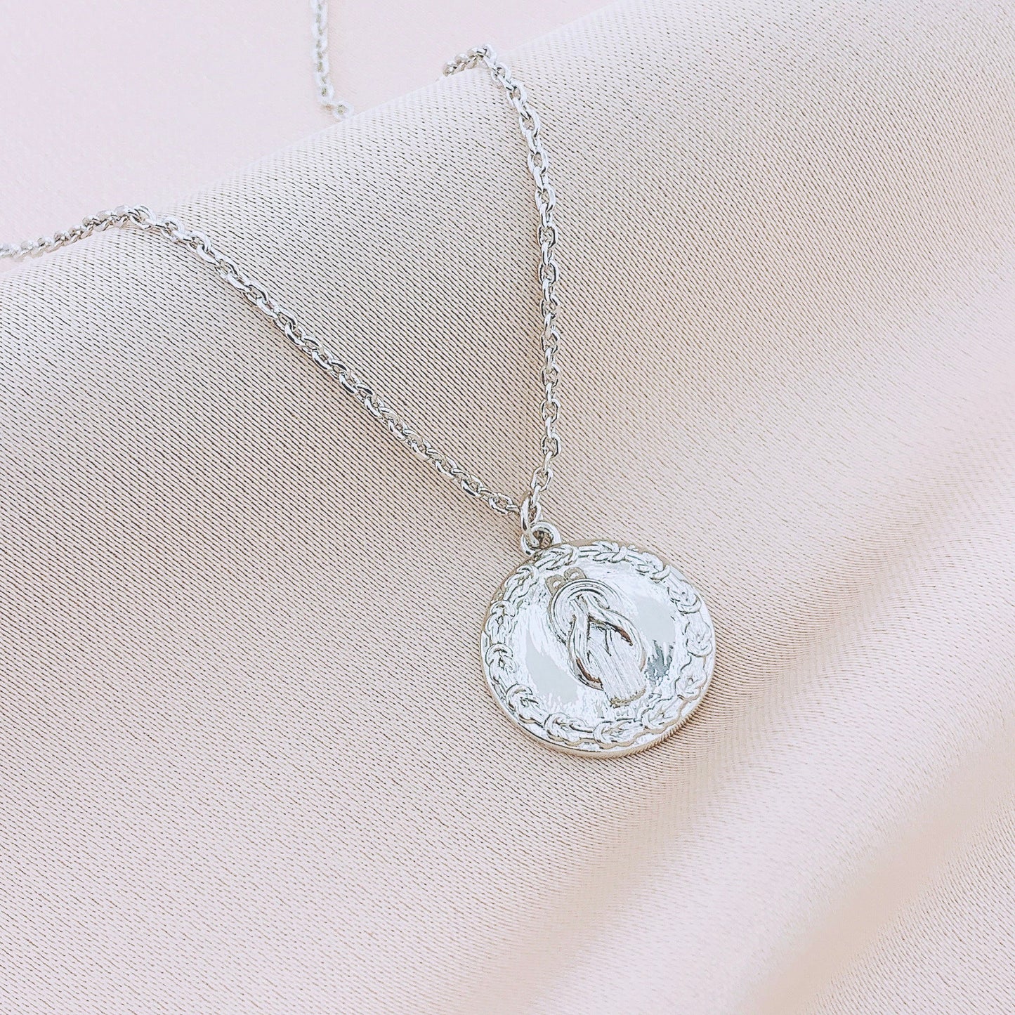 Women's Fashion Love Knot Pendant Necklace